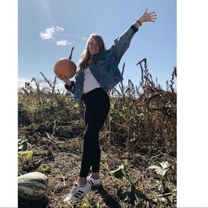 Meet your Posher, Caitlin